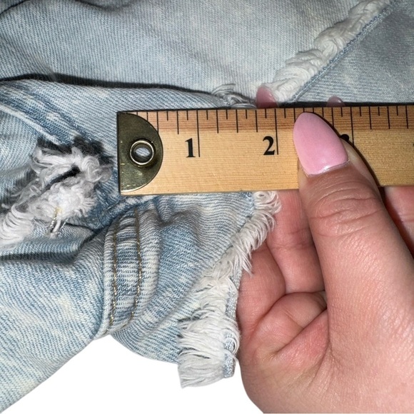 Y2k‎ Abercrombie and Fitch Light stone wash 2inch inseam size 6 raw hem - Picture 6 of 7